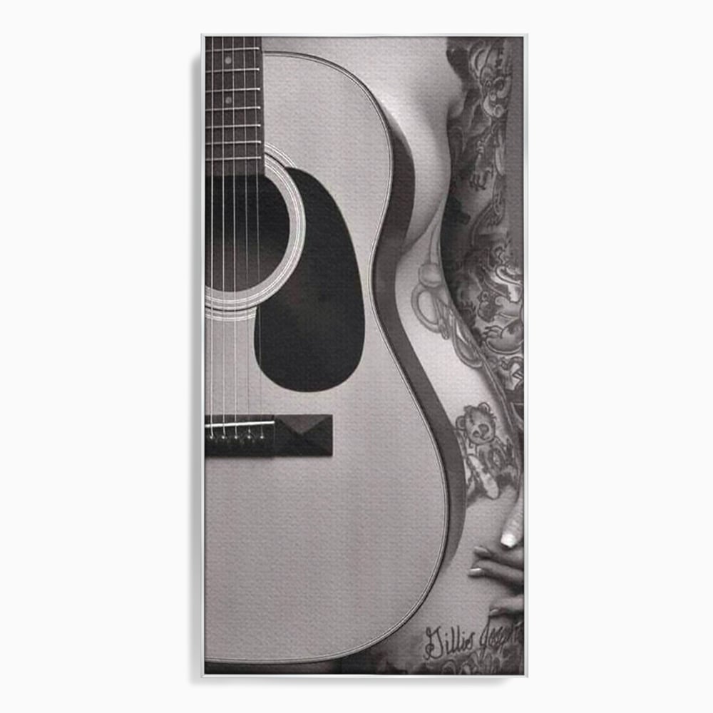 Tablou canvas cu tablou canvas cu chitara si silueta feminina tatuata, in rama de aluminiu argintiu
